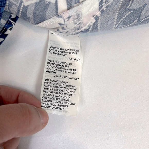 Chico’s New Women US 4/6 No Iron Stain Shield Print Pockets Tunic Button Up Top - Picture 8 of 9